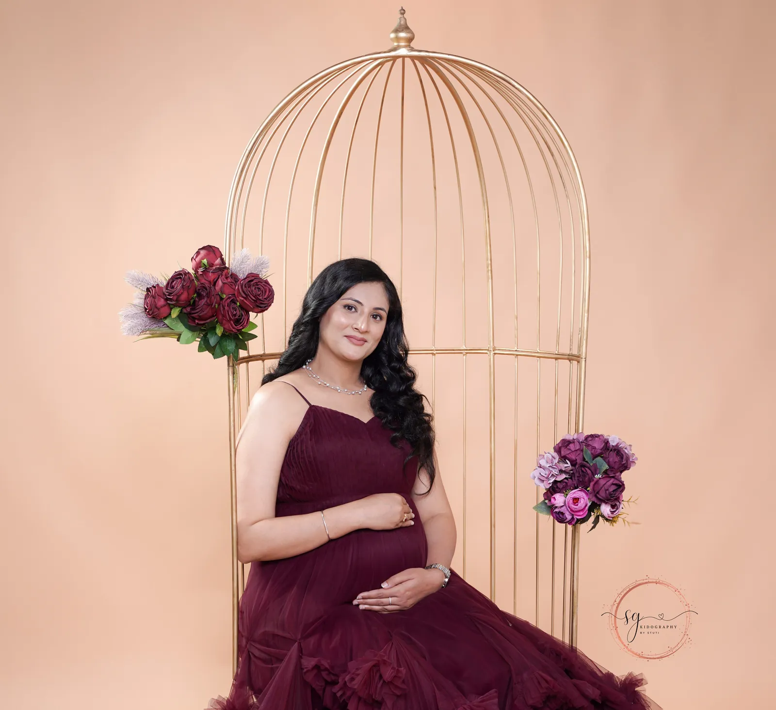 Maternity photography with pregnant woman in elegant pose