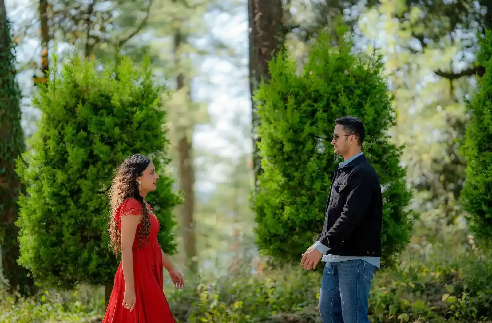 Couple in an outdoor pre-wedding shoot.